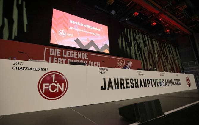 23.11.2024 - Fussball - Saison 2024 2025 - 2. Fussball - Bundesliga - Mitgliederversammlung Jahreshauptversammlung JHV 2024 - Sportfoto Zink DaMa - xdaxmax - Symbolbild Symbolfoto Feature Impression - Podium vor Beginn der JHV