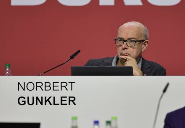 23.11.2024 - Fussball - Saison 2024 2025 - 2. Fussball - Bundesliga - Mitgliederversammlung Jahreshauptversammlung JHV 2024 - Sportfoto Zink DaMa - xdaxmax - Norbert Gunkler (Aufsichtsratsmitglied 1. FC Nürnberg FCN ) nachdenklich