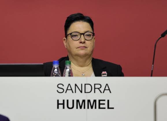 23.11.2024 - Fussball - Saison 2024 2025 - 2. Fussball - Bundesliga - Mitgliederversammlung Jahreshauptversammlung JHV 2024 - Sportfoto Zink DaMa - xdaxmax - Sandra Hummel (Aufsichtsratsmitglied 1. FC Nürnberg FCN ) nachdenklich