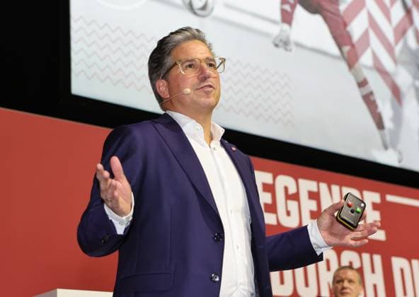 23.11.2024 - Fussball - Saison 2024 2025 - 2. Fussball - Bundesliga - Mitgliederversammlung Jahreshauptversammlung JHV 2024 - Sportfoto Zink DaMa - xdaxmax - Stefan Heim ( Vorstand Finanzen für Rechnungswesen Controlling und Finanzbuchhaltung 1. FC Nürnberg FCN ) spricht zu Mitgliedern