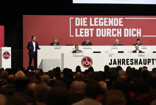 23.11.2024 - Fussball - Saison 2024 2025 - 2. Fussball - Bundesliga - Mitgliederversammlung Jahreshauptversammlung JHV 2024 - Sportfoto Zink DaMa - xdaxmax - Stefan Heim ( Vorstand Finanzen für Rechnungswesen Controlling und Finanzbuchhaltung 1. FC Nürnberg FCN ) spricht zu Mitgliedern - zahlreiche Mitglieder in der Frankenhalle Messehalle der Messe Nürnberg