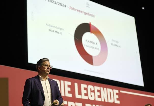 23.11.2024 - Fussball - Saison 2024 2025 - 2. Fussball - Bundesliga - Mitgliederversammlung Jahreshauptversammlung JHV 2024 - Sportfoto Zink DaMa - xdaxmax - Stefan Heim ( Vorstand Finanzen für Rechnungswesen Controlling und Finanzbuchhaltung 1. FC Nürnberg FCN ) erläutert Mitgliedern das Jahresergebnis in Höhe von -1,4 Mio. Euro