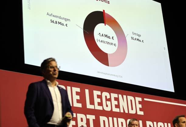 23.11.2024 - Fussball - Saison 2024 2025 - 2. Fussball - Bundesliga - Mitgliederversammlung Jahreshauptversammlung JHV 2024 - Sportfoto Zink DaMa - xdaxmax - Stefan Heim ( Vorstand Finanzen für Rechnungswesen Controlling und Finanzbuchhaltung 1. FC Nürnberg FCN ) erläutert Mitgliedern das Jahresergebnis in Höhe von -1,4 Mio. Euro