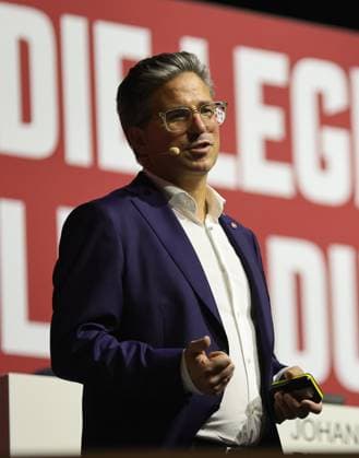 23.11.2024 - Fussball - Saison 2024 2025 - 2. Fussball - Bundesliga - Mitgliederversammlung Jahreshauptversammlung JHV 2024 - Sportfoto Zink DaMa - xdaxmax - Stefan Heim ( Vorstand Finanzen für Rechnungswesen Controlling und Finanzbuchhaltung 1. FC Nürnberg FCN ) spricht zu Mitgliedern