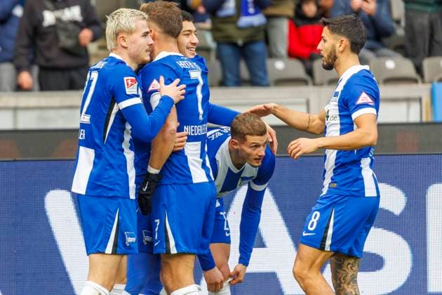 Berlin, 23.11.24, Fussball, 2.Bundesliga, 13. Spieltag, Hertha BSC - SSV Ulm 1846, Olympiastadion. Berlins Ibrahim Maza trifft zum 1:0 und freut sich mit seinen Mannschaftskollegen. DFL regulations and DFB regulations prohibit any use of photographs as image sequences and or quasi-video, Foto: Andreas Gora Hertha BSC - SSV Ulm 1846