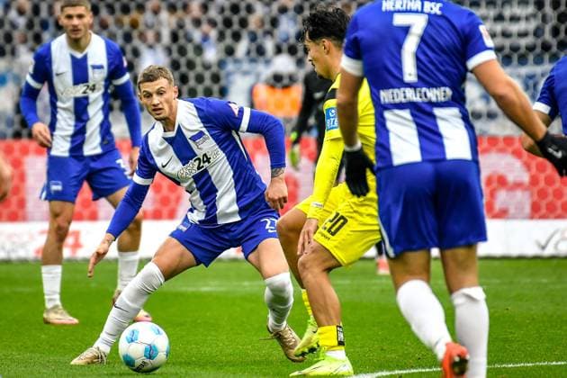 23.11.2024, xlakx, Fussball - 2.Bundesliga, Hertha BSC Berlin - SSV Ulm 1846 emspor, v.l. Michael Cuisance (Hertha BSC 27),Laurin Ulrich (SSV Ulm 1846 20),Zweikampf, Duell, Kampf, tackle (DFL DFB REGULATIONS PROHIBIT ANY USE OF PHOTOGRAPHS as IMAGE SEQUENCES and or QUASI-VIDEO) Daniel Lakomski Jan Huebner Berlin