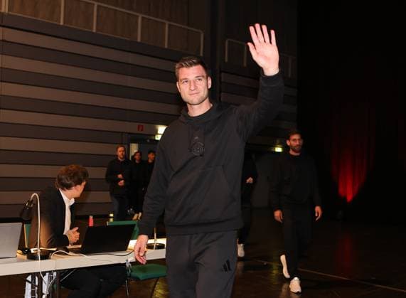 23.11.2024 - Fussball - Saison 2024 2025 - 2. Fussball - Bundesliga - Mitgliederversammlung Jahreshauptversammlung JHV 2024 - Sportfoto Zink DaMa - xdaxmax - Robin Knoche (31, 1. FC Nürnberg FCN ) und Mannschaft Team betreten während der JHV die Halle