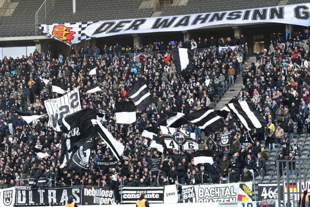 DEU, DFL, 2. FBL, Hertha BSC vs. SSV Ulm, 23.11.2024, Berliner Olympiastadion, Berlin, DEU, DFL, 2. FBL, Hertha BSC vs. SSV Ulm, im Bild Ulmerfanblock DFL - regulations prohibit any use of Photographs as image sequences and or quasi-video Foto: Juergen Engler nordphoto GmbH