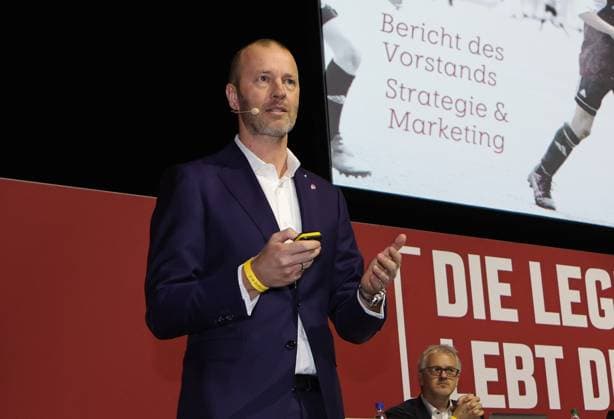 23.11.2024 - Fussball - Saison 2024 2025 - 2. Fussball - Bundesliga - Mitgliederversammlung Jahreshauptversammlung JHV 2024 - Sportfoto Zink DaMa - xdaxmax - Niels Rossow ( Vorstand Strategie & Marketing 1. FC Nürnberg FCN ) spricht zu Mitgliedern