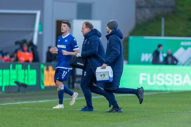 Fürth, Deutschland 23. November 2024: 2. Liga - 2024 2025 - SpVgg Greuther Fürth vs. Karlsruher SC Im Bild: v.li. Nicolai Rapp (KSC) wird verletzt vom Platz begleitet. DFL regulations prohibit any use of photographs as image sequences and or quasi-video Sportpark Ronhof Thomas Sommer Bayern