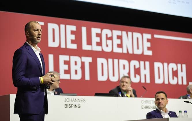23.11.2024 - Fussball - Saison 2024 2025 - 2. Fussball - Bundesliga - Mitgliederversammlung Jahreshauptversammlung JHV 2024 - Sportfoto Zink DaMa - xdaxmax - Niels Rossow ( Vorstand Strategie & Marketing 1. FC Nürnberg FCN ) spricht zu Mitgliedern