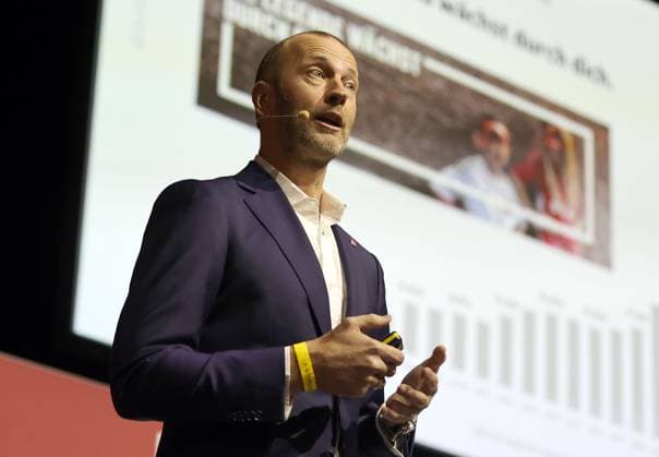 23.11.2024 - Fussball - Saison 2024 2025 - 2. Fussball - Bundesliga - Mitgliederversammlung Jahreshauptversammlung JHV 2024 - Sportfoto Zink DaMa - xdaxmax - Niels Rossow ( Vorstand Strategie & Marketing 1. FC Nürnberg FCN ) spricht zu Mitgliedern