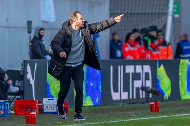 Fürth, Deutschland 23. November 2024: 2. Liga - 2024 2025 - SpVgg Greuther Fürth vs. Karlsruher SC Im Bild: Trainer Jan Siewert (Fuerth) gestikuliert auf dem Spielfeld. DFL regulations prohibit any use of photographs as image sequences and or quasi-video Sportpark Ronhof Thomas Sommer Bayern