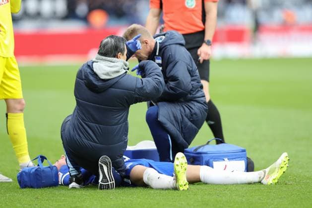23.11.2024, xtgx, Fussball 2. Bundesliga, Hertha BSC Berlin - SSV Ulm 1846 emspor, v.l. Marten Winkler (Hertha, 22) verletzt, Verletzung, injury, injured (DFL DFB REGULATIONS PROHIBIT ANY USE OF PHOTOGRAPHS as IMAGE SEQUENCES and or QUASI-VIDEO) Berlin