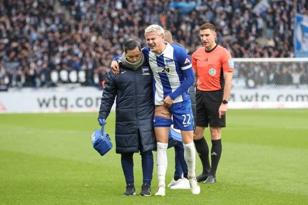 23.11.2024, xtgx, Fussball 2. Bundesliga, Hertha BSC Berlin - SSV Ulm 1846 emspor, v.l. Marten Winkler (Hertha, 22) verletzt, Verletzung, injury, injured (DFL DFB REGULATIONS PROHIBIT ANY USE OF PHOTOGRAPHS as IMAGE SEQUENCES and or QUASI-VIDEO) Berlin