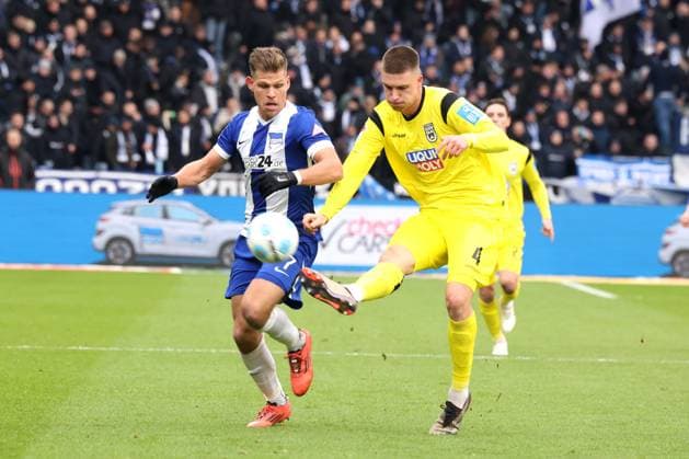DEU, DFL, 2. FBL, Hertha BSC vs. SSV Ulm, 23.11.2024, Berliner Olympiastadion, Berlin, DEU, DFL, 2. FBL, Hertha BSC vs. SSV Ulm, im Bild Florian Niederlechner (Hertha BSC Berlin 7), Tom Gaal (SSV Ulm 1846 4) DFL - regulations prohibit any use of Photographs as image sequences and or quasi-video Foto: Juergen Engler nordphoto GmbH