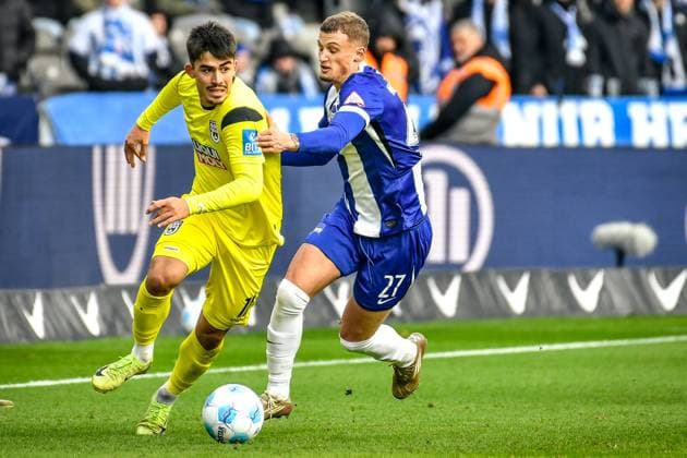 23.11.2024, xlakx, Fussball - 2.Bundesliga, Hertha BSC Berlin - SSV Ulm 1846 emspor, v.l. Aaron Keller (SSV Ulm 1846 16),Michael Cuisance (Hertha BSC 27),Zweikampf, Duell, Kampf, tackle (DFL DFB REGULATIONS PROHIBIT ANY USE OF PHOTOGRAPHS as IMAGE SEQUENCES and or QUASI-VIDEO) Daniel Lakomski Jan Huebner Berlin