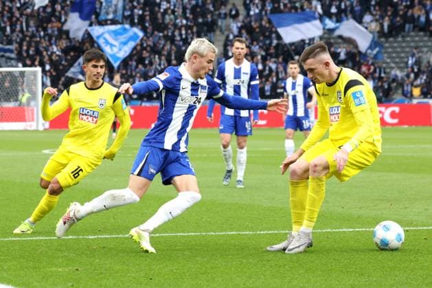 DEU, DFL, 2. FBL, Hertha BSC vs. SSV Ulm, 23.11.2024, Berliner Olympiastadion, Berlin, DEU, DFL, 2. FBL, Hertha BSC vs. SSV Ulm, im Bild Marten Winkler (Hertha BSC Berlin 22), Aaron Keller (SSV Ulm 1846 16), Niklas Kolbe (SSV Ulm 1846 27) DFL - regulations prohibit any use of Photographs as image sequences and or quasi-video Foto: Juergen Engler nordphoto GmbH