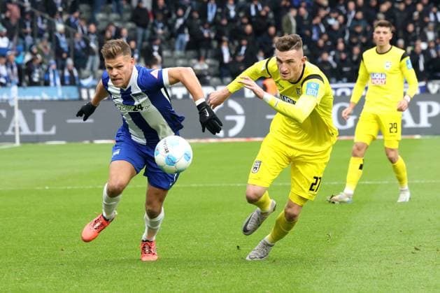 DEU, DFL, 2. FBL, Hertha BSC vs. SSV Ulm, 23.11.2024, Berliner Olympiastadion, Berlin, DEU, DFL, 2. FBL, Hertha BSC vs. SSV Ulm, im Bild Florian Niederlechner (Hertha BSC Berlin 7), Niklas Kolbe (SSV Ulm 1846 27) DFL - regulations prohibit any use of Photographs as image sequences and or quasi-video Foto: Juergen Engler nordphoto GmbH