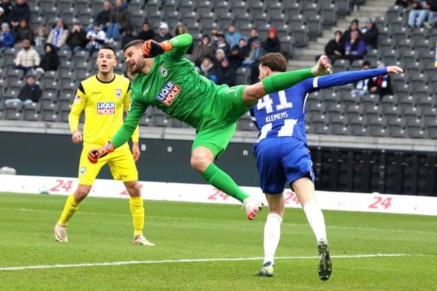 DEU, DFL, 2. FBL, Hertha BSC vs. SSV Ulm, 23.11.2024, Berliner Olympiastadion, Berlin, DEU, DFL, 2. FBL, Hertha BSC vs. SSV Ulm, im Bild Pascal Klemens (Hertha BSC Berlin 41), Niclas Thiede (SSV Ulm 1846 1) DFL - regulations prohibit any use of Photographs as image sequences and or quasi-video Foto: Juergen Engler nordphoto GmbH