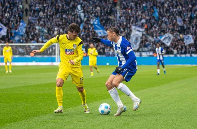 Fussball, Herren, Saison 2024 2025, 2. Bundesliga (13. Spieltag), Hertha BSC - SSV Ulm, v.l. Jonathan Meier (SSV Ulm), Derry Scherhant (Hertha BSC), 23.11. 2024,