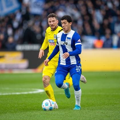 Fussball, Herren, Saison 2024 2025, 2. Bundesliga (13. Spieltag), Hertha BSC - SSV Ulm, v.l. Philipp Maier (SSV Ulm), Ibrahim Maza (Hertha BSC), 23.11. 2024,
