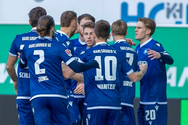 Fürth, Deutschland 23. November 2024: 2. Liga - 2024 2025 - SpVgg Greuther Fürth vs. Karlsruher SC Im Bild: in der Traube Tprschütze Budu Zivzivadze (KSC) jubelt nach seinem Tor zum 1:1 mit seinen Mannschaftskollegen, DFL regulations prohibit any use of photographs as image sequences and or quasi-video Sportpark Ronhof Thomas Sommer Bayern