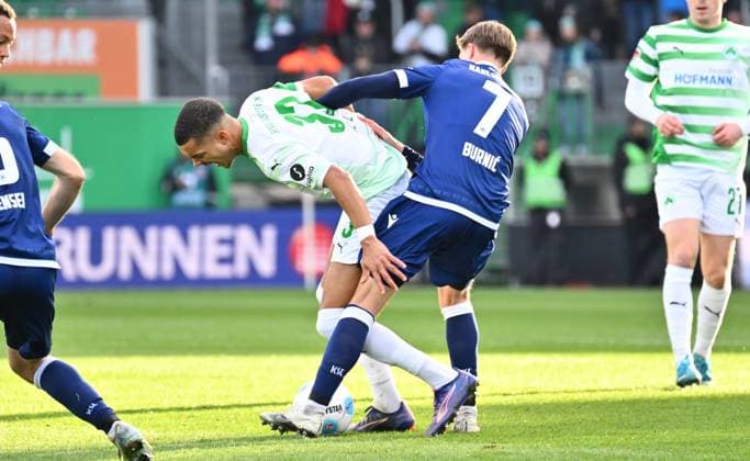 23.11.2024 - Fussball - Saison 2024 2025 - 2. Fussball - Bundesliga - 13. Spieltag: SpVgg Greuther Fürth ( Kleeblatt ) - Karlsruher SC KSC Karlsruhe - Sportfoto Zink - xwoxzix - DFL regulations prohibit any use of photographs as image sequences and or quasi-video - only for editorial use - Maximilian Solomon Dietz (33, SpVgg Greuther Fürth ) Dzenis Burnic (7, Karlsruher SC KSC )