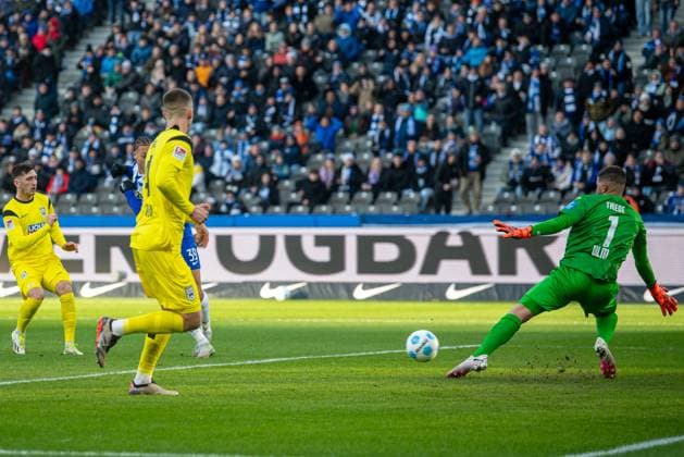 Fussball, Herren, Saison 2024 2025, 2. Bundesliga (13. Spieltag), Hertha BSC - SSV Ulm, v.l. Derry Scherhant (Hertha BSC) erzielt das Tor zum 2:1 gegen Torhüter Niclas Thiede (SSV Ulm), 23.11. 2024,