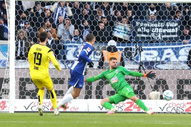 DEU, DFL, 2. FBL, Hertha BSC vs. SSV Ulm, 23.11.2024, Berliner Olympiastadion, Berlin, DEU, DFL, 2. FBL, Hertha BSC vs. SSV Ulm, im Bild 2:1 durch Derry Scherhant (Hertha BSC Berlin 39). Niclas Thiede (SSV Ulm 1846 1), Jonathan Meier (SSV Ulm 1846 19) DFL - regulations prohibit any use of Photographs as image sequences and or quasi-video Foto: Juergen Engler nordphoto GmbH