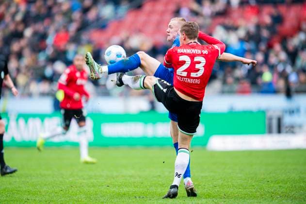 23.11.2024 - Fußball, 2024 2025, 2. Bundesliga, 13. Spieltag, Hannover 96 - SV Darmstadt 98: (L-R) Isac Lidberg (Darmstadt), Marcel Halstenberg (Hannover) DFL REGULATIONS PROHIBIT ANY USE OF PHOTOGRAPHS AS IMAGE SEQUENCES AND OR QUASI-VIDEO. Hannover Niedersachsen Deutschland Heinz von Heiden Arena