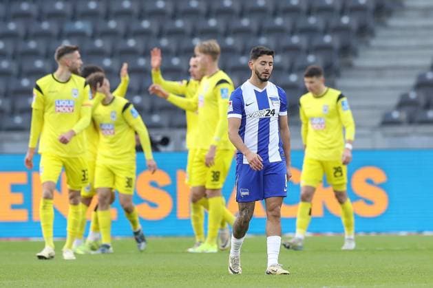 23.11.2024, xtgx, Fussball 2. Bundesliga, Hertha BSC Berlin - SSV Ulm 1846 emspor, v.l. Kevin Sessa (Hertha, 8) enttaeuscht, enttäuscht, schaut enttaeuscht, niedergeschlagen, disappointed (DFL DFB REGULATIONS PROHIBIT ANY USE OF PHOTOGRAPHS as IMAGE SEQUENCES and or QUASI-VIDEO) Berlin