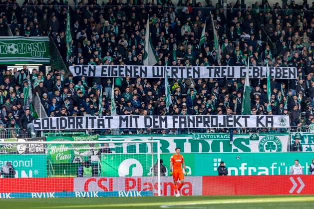 Fürth, Deutschland 23. November 2024: 2. Liga - 2024 2025 - SpVgg Greuther Fürth vs. Karlsruher SC Im Bild: Die Fans von Greuther Fürth zeigen ein Banner zur Solidarität mit dem Fanprojekt Karlsruhe. DFL regulations prohibit any use of photographs as image sequences and or quasi-video Sportpark Ronhof Thomas Sommer Bayern