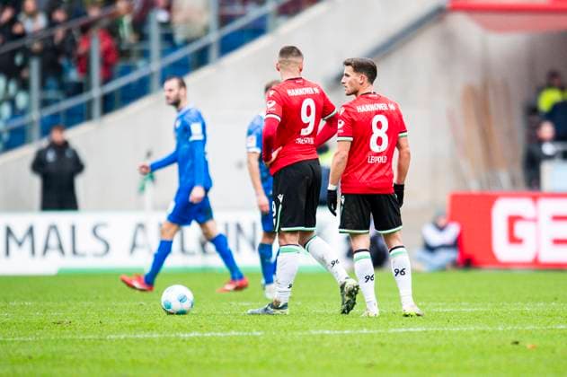 23.11.2024 - Fußball, 2024 2025, 2. Bundesliga, 13. Spieltag, Hannover 96 - SV Darmstadt 98: (L-R) Nicolo Tresoldi (Hannover), Enzo Leopold (Hannover) nach dem Tor zum 0:1 von Philipp Förster (Darmstadt) DFL REGULATIONS PROHIBIT ANY USE OF PHOTOGRAPHS AS IMAGE SEQUENCES AND OR QUASI-VIDEO. Hannover Niedersachsen Deutschland Heinz von Heiden Arena