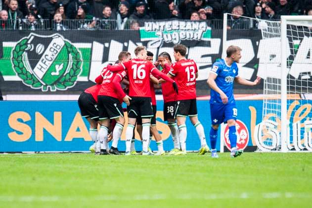 23.11.2024 - Fußball, 2024 2025, 2. Bundesliga, 13. Spieltag, Hannover 96 - SV Darmstadt 98: Jubel nach dem Tor zum 1:1 von Hyun-ju Lee (Hannover), (L-2R) Marcel Halstenberg (Hannover), Havard Nielsen (Hannover), Monju Momuluh (Hannover), Max Christiansen (Hannover) DFL REGULATIONS PROHIBIT ANY USE OF PHOTOGRAPHS AS IMAGE SEQUENCES AND OR QUASI-VIDEO. Hannover Niedersachsen Deutschland Heinz von Heiden Arena