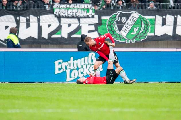 Sport Bilder des Tages 23.11.2024 - Fußball, 2024 2025, 2. Bundesliga, 13. Spieltag, Hannover 96 - SV Darmstadt 98: (L-R) Phil Neumann (Hannover), Marcel Halstenberg (Hannover) verletzt, Verletzung DFL REGULATIONS PROHIBIT ANY USE OF PHOTOGRAPHS AS IMAGE SEQUENCES AND OR QUASI-VIDEO. Hannover Niedersachsen Deutschland Heinz von Heiden Arena
