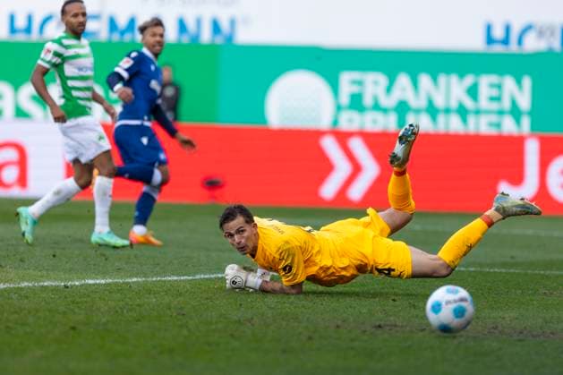 Fürth, Deutschland 23. November 2024: 2. Liga - 2024 2025 - SpVgg Greuther Fürth vs. Karlsruher SC Im Bild: 2. v.li. Torschütze BambasÃ Conte (KSC) macht das Tor zum 1:2 DFL regulations prohibit any use of photographs as image sequences and or quasi-video Sportpark Ronhof Thomas Sommer Bayern