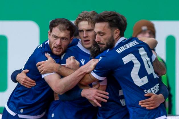 Fürth, Deutschland 23. November 2024: 2. Liga - 2024 2025 - SpVgg Greuther Fürth vs. Karlsruher SC Im Bild: in der Torschütze BambasÃ Conte (KSC) jubelt nach seinem Tor zum 1:2 mit seinen Mannschaftskollegen, DFL regulations prohibit any use of photographs as image sequences and or quasi-video Sportpark Ronhof Thomas Sommer Bayern