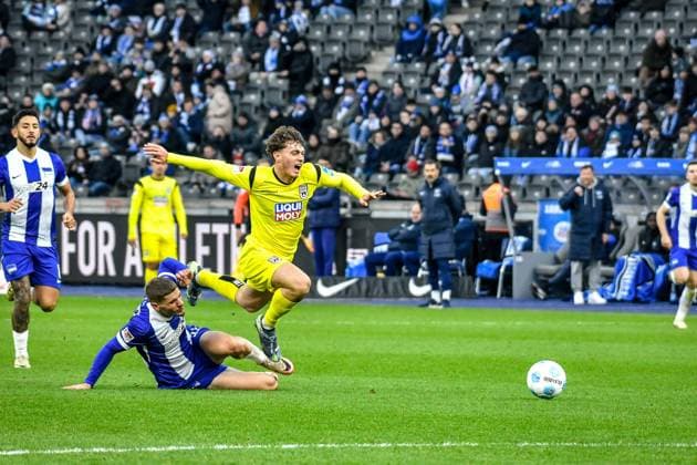 23.11.2024, xlakx, Fussball - 2.Bundesliga, Hertha BSC Berlin - SSV Ulm 1846 emspor, v.l. Marton Dardai (Hertha BSC 31),Maurice Krattenmacher (SSV Ulm 1846 30),Zweikampf, Duell, Kampf, tackle (DFL DFB REGULATIONS PROHIBIT ANY USE OF PHOTOGRAPHS as IMAGE SEQUENCES and or QUASI-VIDEO) Daniel Lakomski Jan Huebner Berlin