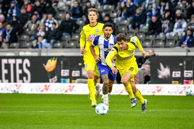 23.11.2024, xlakx, Fussball - 2.Bundesliga, Hertha BSC Berlin - SSV Ulm 1846 emspor, v.l. Kevin Sessa (Hertha BSC 8),Maurice Krattenmacher (SSV Ulm 1846 30),Zweikampf, Duell, Kampf, tackle (DFL DFB REGULATIONS PROHIBIT ANY USE OF PHOTOGRAPHS as IMAGE SEQUENCES and or QUASI-VIDEO) Daniel Lakomski Jan Huebner Berlin