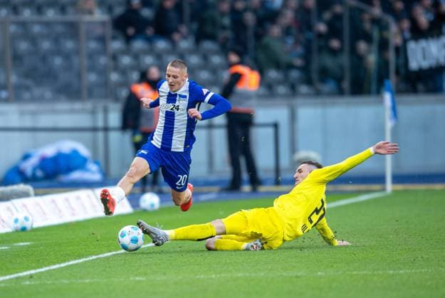 Fussball, Herren, Saison 2024 2025, 2. Bundesliga (13. Spieltag), Hertha BSC - SSV Ulm, v.l. Palko Dardai (Hertha BSC), Niklas Kolbe (SSV Ulm), 23.11. 2024,