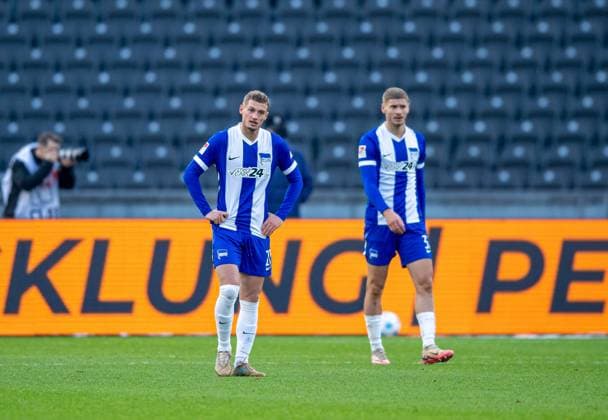 Fussball, Herren, Saison 2024 2025, 2. Bundesliga (13. Spieltag), Hertha BSC - SSV Ulm, v.l. Michael Cuisance (Hertha BSC), Marton Dardai (Hertha BSC), Enttäuschung nach Gegentor zum 2:2, 23.11. 2024,