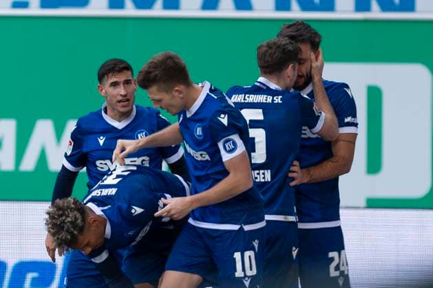 Fürth, Deutschland 23. November 2024: 2. Liga - 2024 2025 - SpVgg Greuther Fürth vs. Karlsruher SC Im Bild: v. re. Torschütze Fabian Schleusener (KSC) jubelt nach seinem Tor zum 1:3 mit seinen Mannschaftskollegen, DFL regulations prohibit any use of photographs as image sequences and or quasi-video Sportpark Ronhof Thomas Sommer Bayern