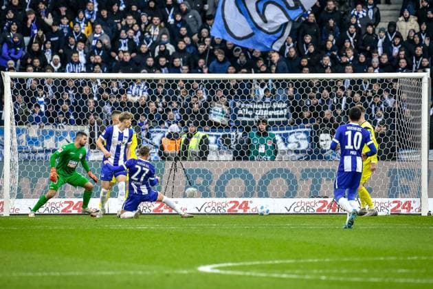 23.11.2024, xlakx, Fussball - 2.Bundesliga, Hertha BSC Berlin - SSV Ulm 1846 emspor, v.l. Niclas Thiede (SSV Ulm 1846 1),Luca Schuler (Hertha BSC 18),Jubel nach dem 3:2 durch Michael Cuisance (Hertha BSC 27),erziel Tor (DFL DFB REGULATIONS PROHIBIT ANY USE OF PHOTOGRAPHS as IMAGE SEQUENCES and or QUASI-VIDEO) Daniel Lakomski Jan Huebner Berlin