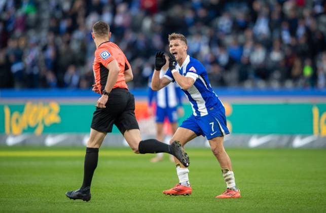 Fussball, Herren, Saison 2024 2025, 2. Bundesliga (13. Spieltag), Hertha BSC - SSV Ulm, v.l. Schiedsrichter Eric Weisbach, Florian Niederlechner (Hertha BSC), 23.11. 2024,