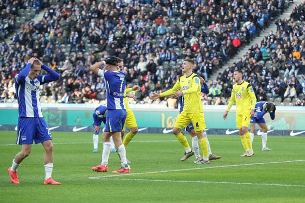 23.11.2024, xtgx, Fussball 2. Bundesliga, Hertha BSC Berlin - SSV Ulm 1846 emspor, v.l. Herzha enttaeuscht, enttäuscht, schaut enttaeuscht, niedergeschlagen, disappointed (DFL DFB REGULATIONS PROHIBIT ANY USE OF PHOTOGRAPHS as IMAGE SEQUENCES and or QUASI-VIDEO) Berlin