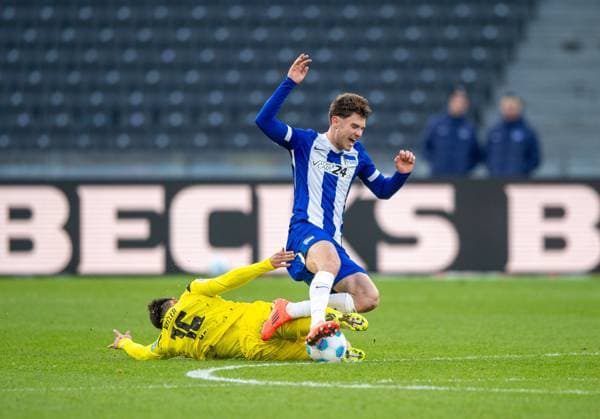 Fussball, Herren, Saison 2024 2025, 2. Bundesliga (13. Spieltag), Hertha BSC - SSV Ulm, v.l. Aaron Keller (SSV Ulm), Linus Gechter (Hertha BSC), 23.11. 2024,