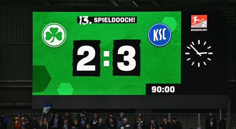 23.11.2024 - Fussball - Saison 2024 2025 - 2. Fussball - Bundesliga - 13. Spieltag: SpVgg Greuther Fürth ( Kleeblatt ) - Karlsruher SC KSC Karlsruhe - Sportfoto Zink - xwoxzix - DFL regulations prohibit any use of photographs as image sequences and or quasi-video - only for editorial use - Endergebnis auf Anzeigetafel