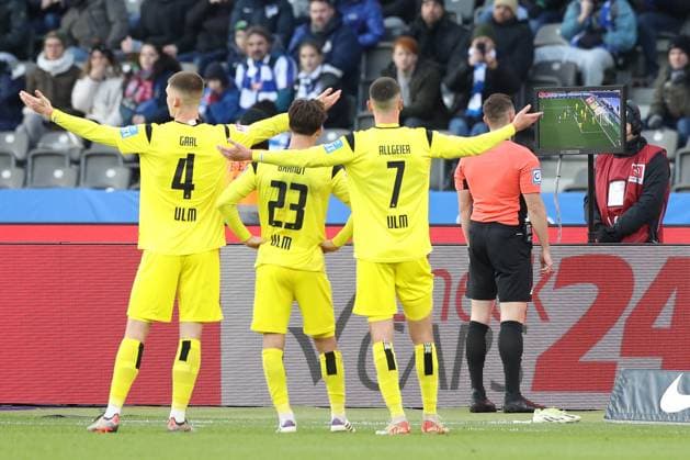 Sport Bilder des Tages 23.11.2024, xtgx, Fussball 2. Bundesliga, Hertha BSC Berlin - SSV Ulm 1846 emspor, v.l. Schiedsrichter, Schiri, referee Eric Weisbach VAR Videobeweis (DFL DFB REGULATIONS PROHIBIT ANY USE OF PHOTOGRAPHS as IMAGE SEQUENCES and or QUASI-VIDEO) Berlin