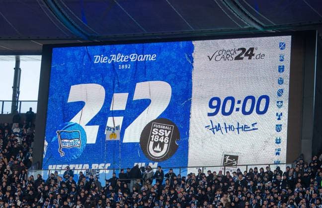 Fussball, Herren, Saison 2024 2025, 2. Bundesliga (13. Spieltag), Hertha BSC - SSV Ulm, Anzeigetafel mit 2:2-Endstand, 23.11. 2024,